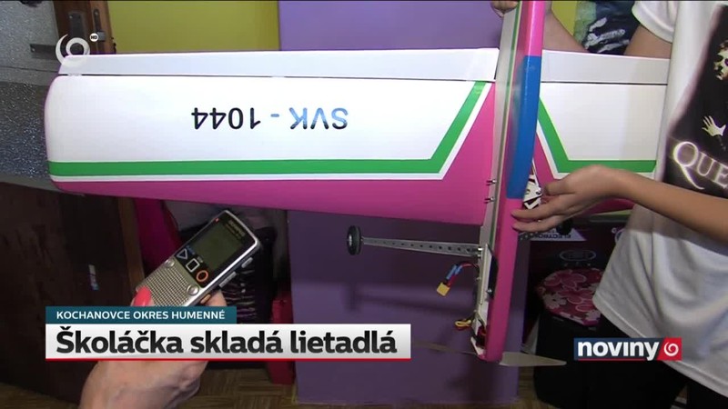 Školáčka skladá lietadlá