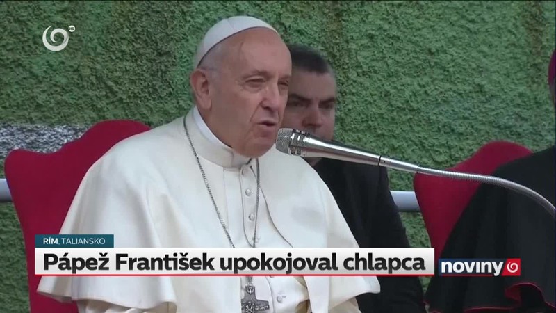 Pápež František upokojoval chlapca