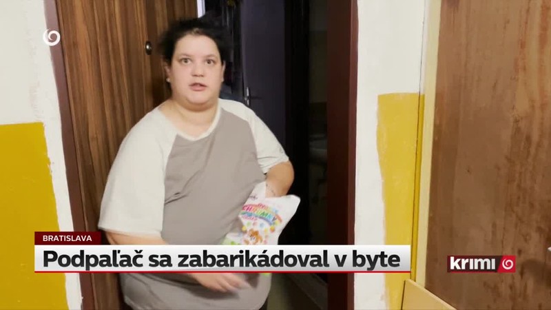 Podpaľač sa zabarikádoval v byte