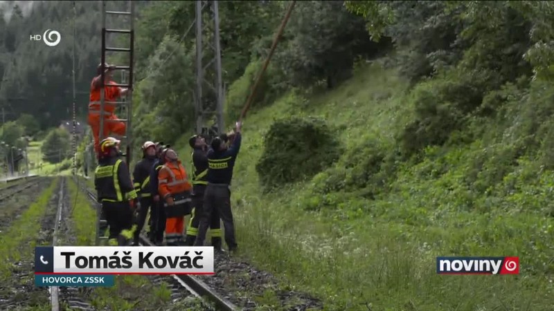 Búrky zničili cestu a váľali stromy