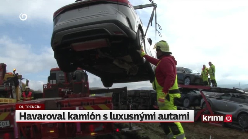 Havaroval kamión s luxusnými autami