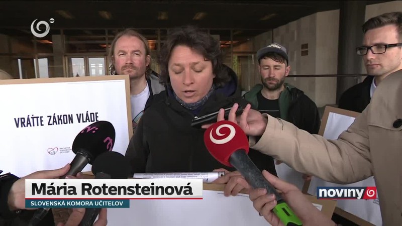 Protest učiteľov pred parlamentom