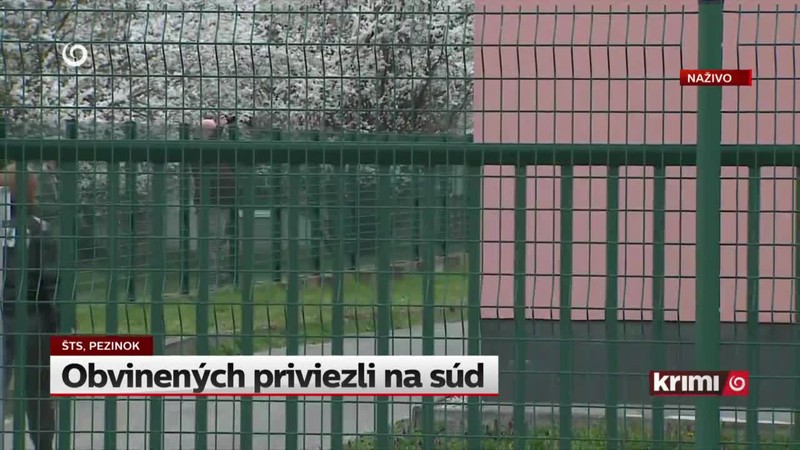 Obvinených priviezli na súd