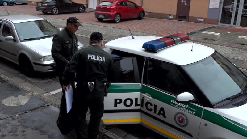 Najprv bol milý, aj vopred zaplatil. Potom taxikárovi priložil k hlave zbraň