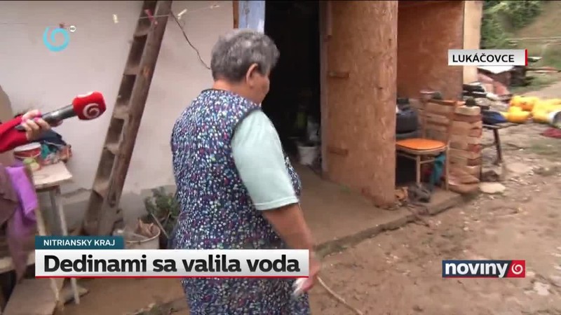 Dedinami sa valila voda
