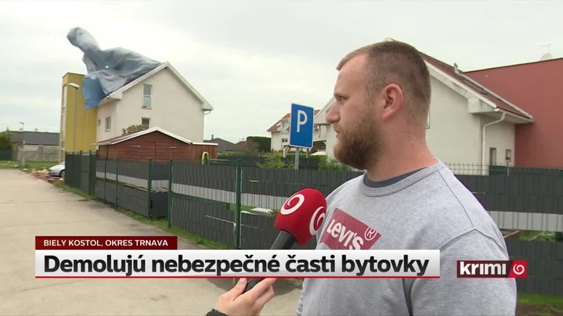 Demolujú nebezpečné časti bytovky