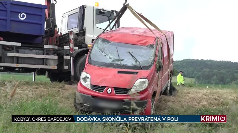 DODÁVKA SKONČILA PREVRÁTENÁ V POLI