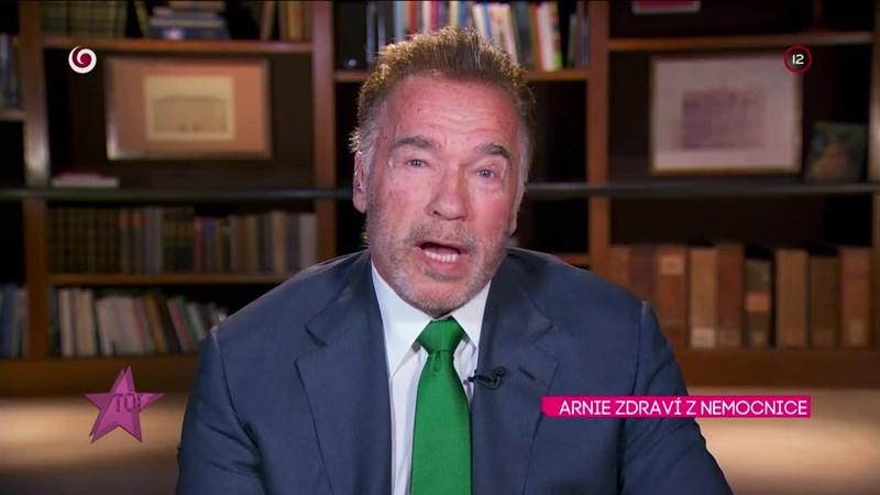 ARNIE ZDRAVÍ Z NEMOCNICE