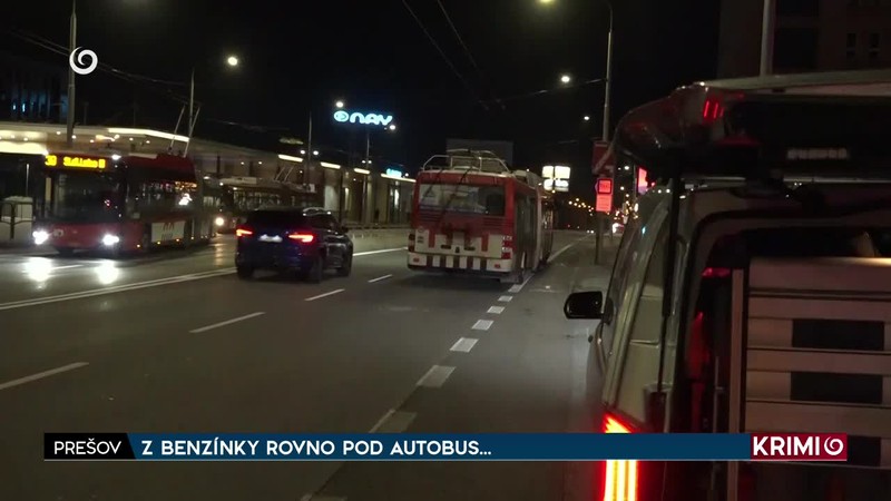 Z BENZÍNKY ROVNO POD AUTOBUS…
