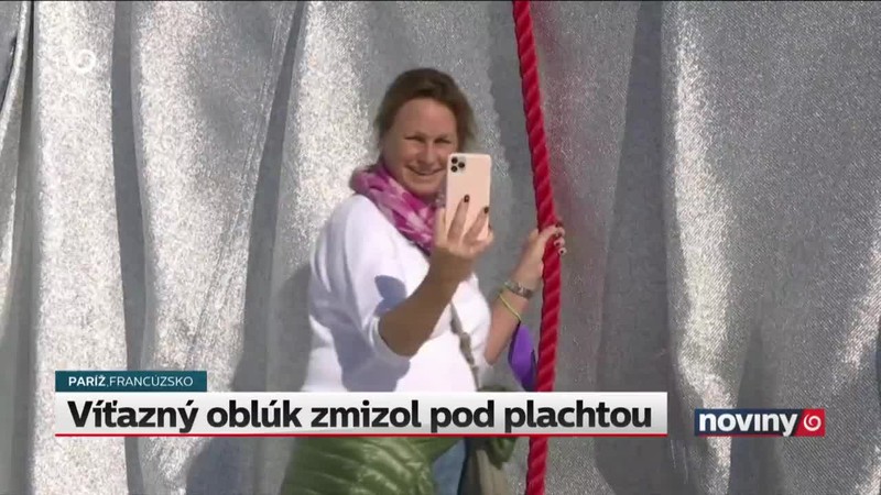 Víťazný oblúk zmizol pod plachtou