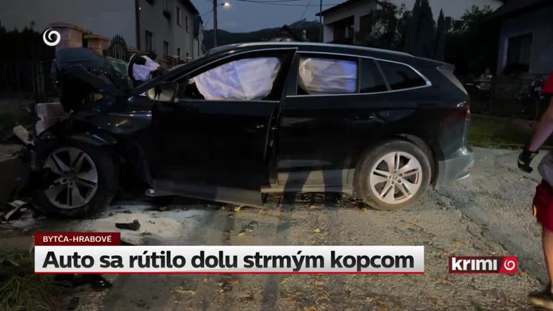 Auto sa rútilo dolu strmým kopcom