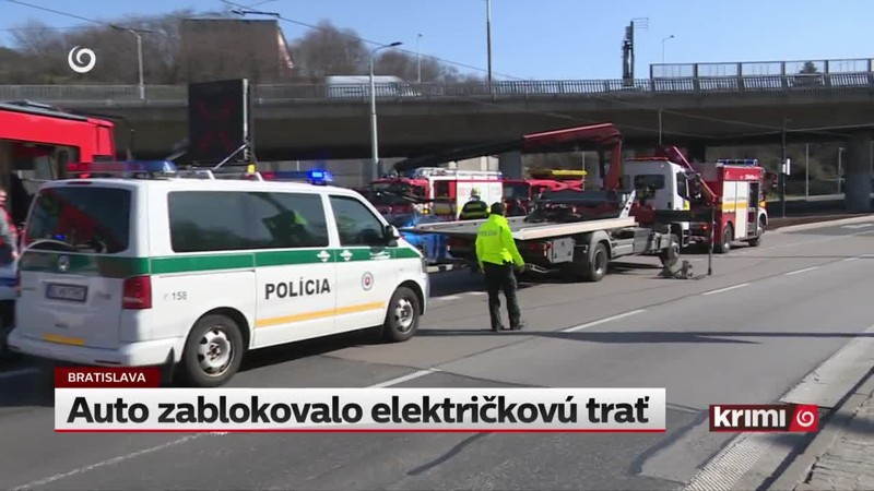 Auto zablokovalo električkovú trať