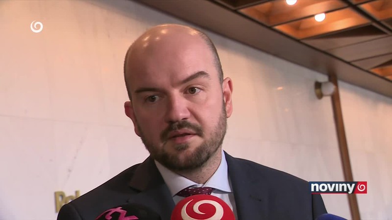 Ministri si prilepšia o tisícky eur
