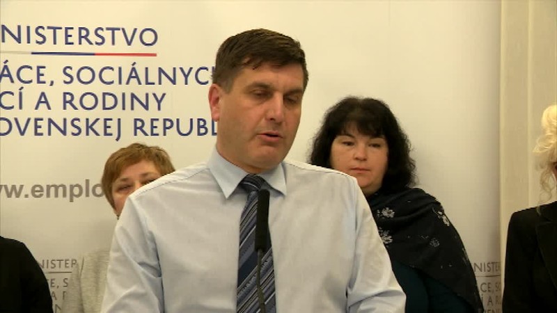 Ministerstvo práce a predseda parlamentu rozhodli o zvyšovaní platov opatrovateliek