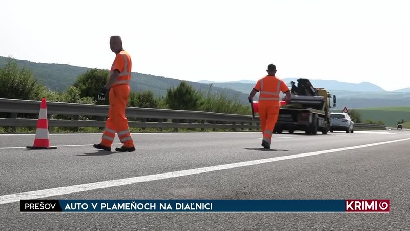 AUTO V PLAMEŇOCH NA DIAĽNICI