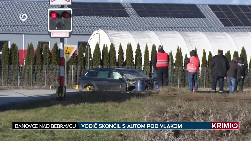 VODIČ SKONČIL S AUTOM POD VLAKOM