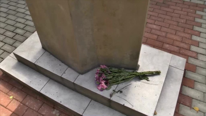 Zničená socha Vasiľa Biľaka podľa obyvateľov históriu nezmení