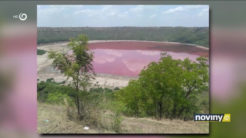 Jazero sfarbené dočervena