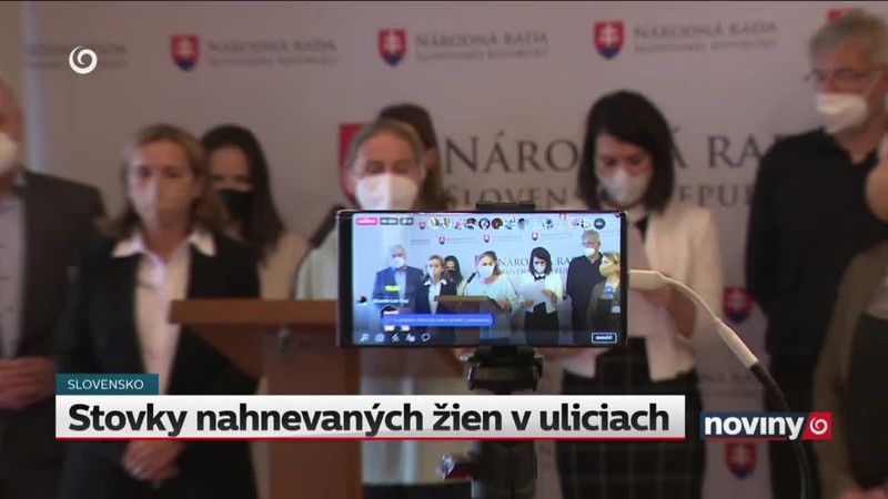 Stovky nahnevaných žien v uliciach