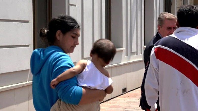 Novorodenca našli zaduseného v latríne. Matka dostala trest 20 rokov