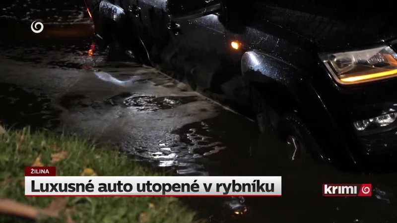 Luxusné auto utopené v rybníku