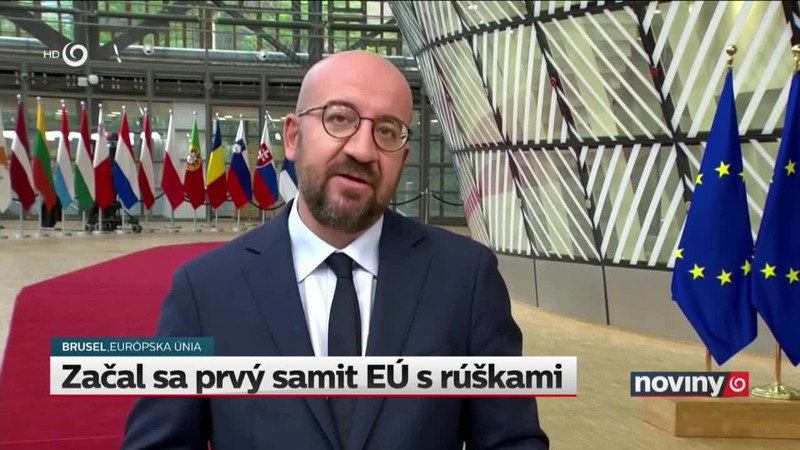 Začal sa prvý samit EÚ s rúškami