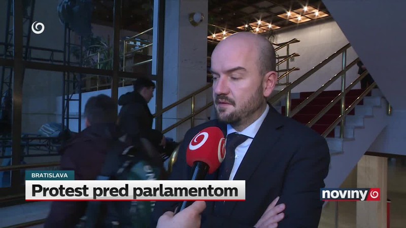 Protest pred parlamentom