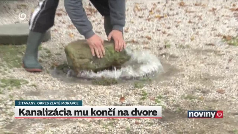 Kanalizácia mu končí na dvore