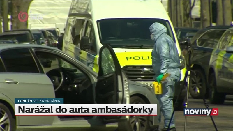 Narážal do auta ambasádorky