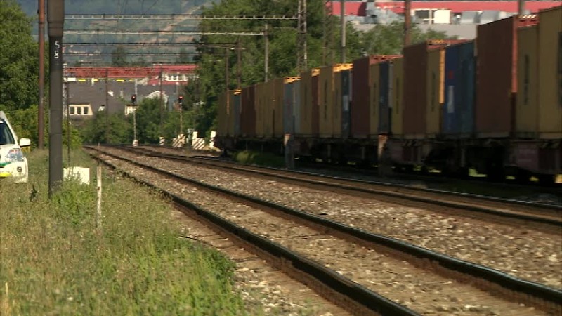 Ženu zrazil vlak. Prechádzala cez koľajnice mimo určeného priechodu