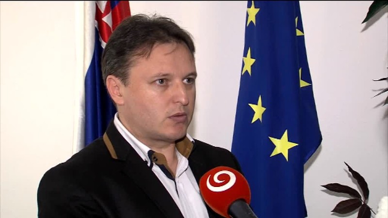 Zamestnanec úradu je podozrivý z prijímania úplatkov. Mal brať peniaze aj víno