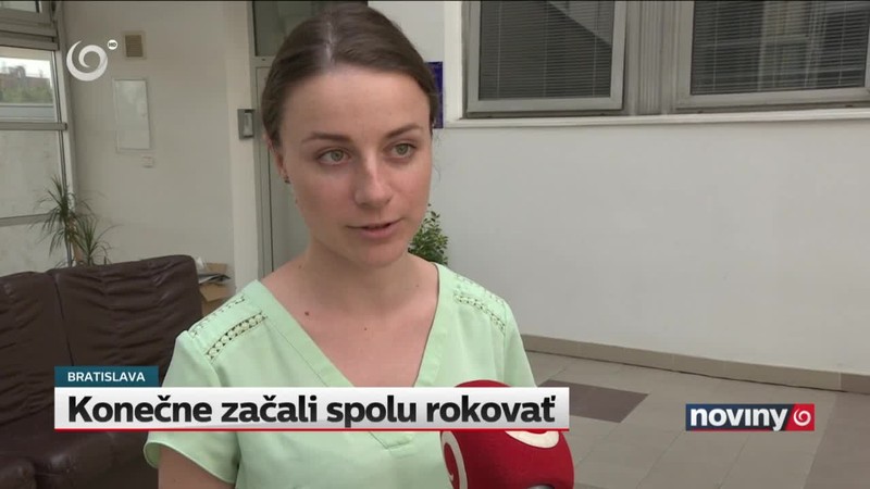 Konečne začali spolu rokovať