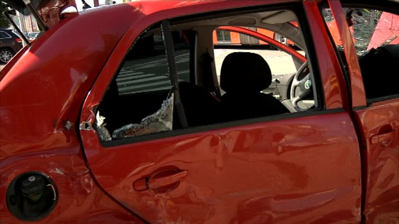 Autobus MHD sa zrazil s osobným autom. Z auta ostal iba šrot