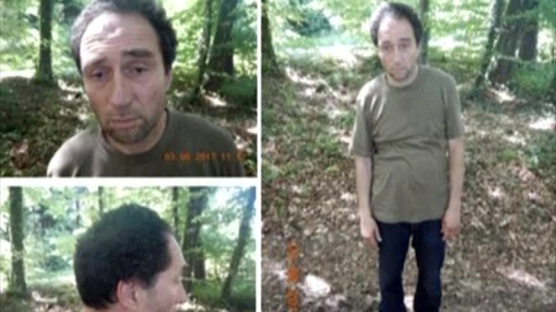 Muž útočil na ľudí s motorovou pílou, polícii uniká