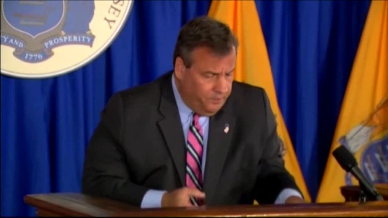 Guvernér zatvoril pláž pre verejnosť. On sa na nej však slnil aj s rodinou