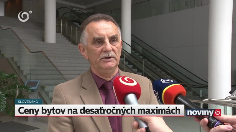 Ceny bytov na desaťročných maximách