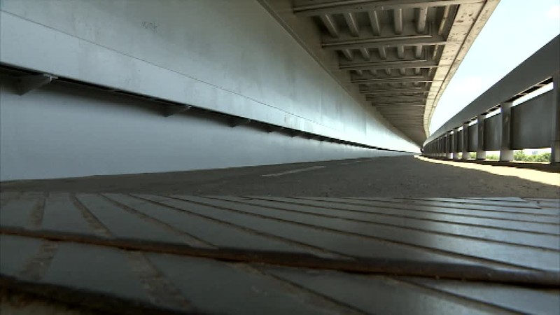 Vyjazdené koľaje aj rozpadnutý asfalt. Most SNP čaká veľká oprava