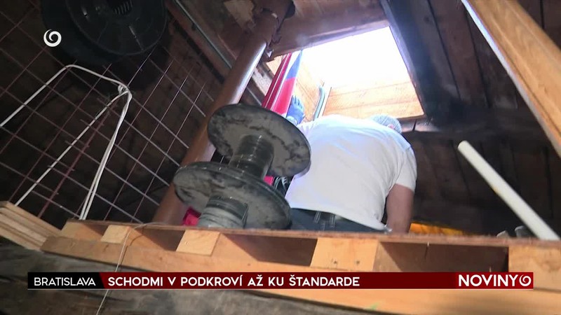 SCHODMI V PODKROVÍ AŽ KU ŠTANDARDE