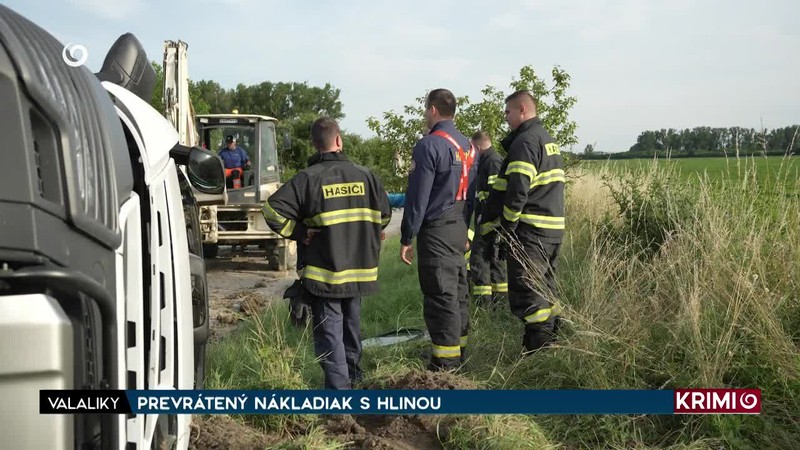 PREVRÁTENÝ NÁKLADIAK S HLINOU