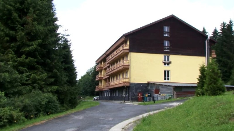 Tragédia v domove pre seniorov. Muž v kaluži krvi, žena vyskočila z okna