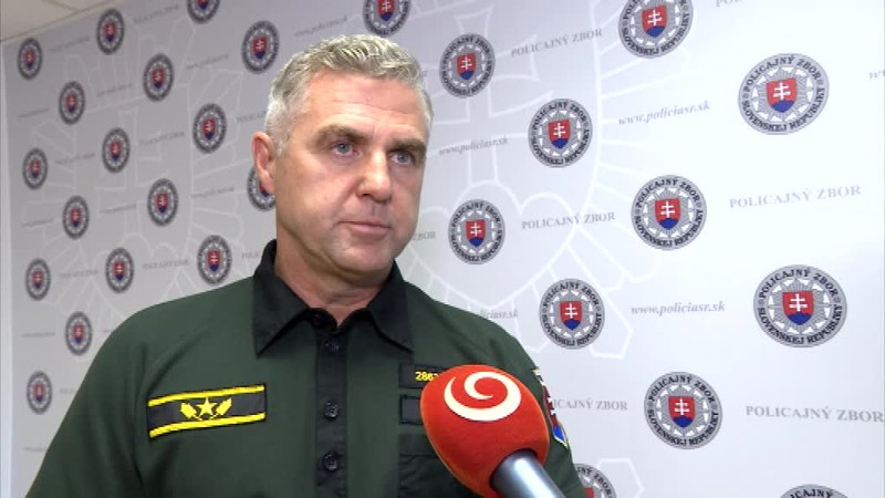 Policajti si vyskúšali streľbu na unikajúce auto