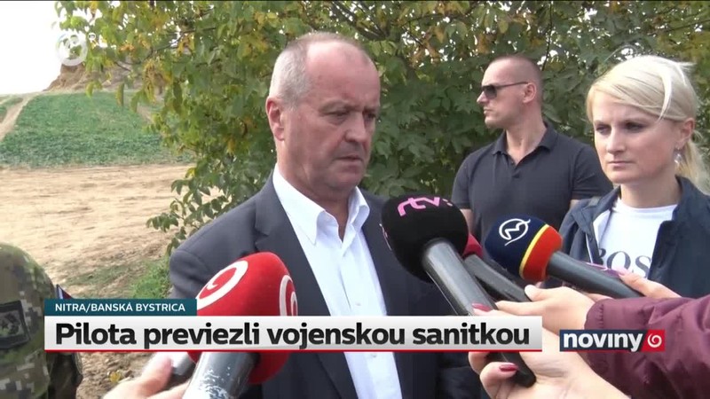 Pilota previezli vojenskou sanitkou