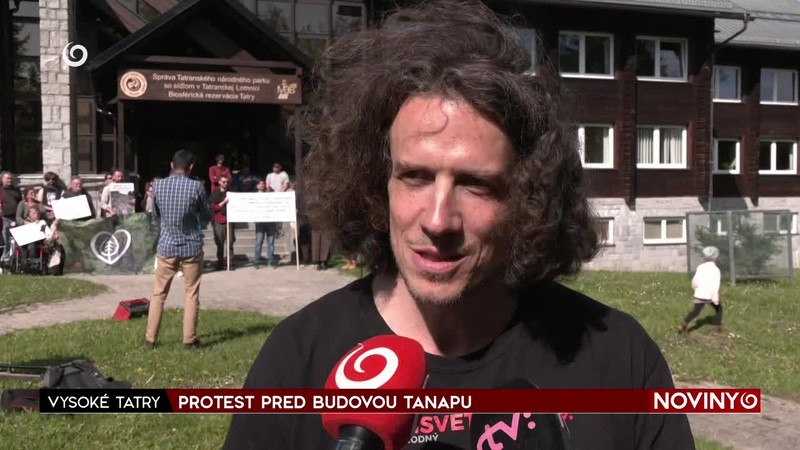 PROTEST PRED BUDOVOU TANAPU