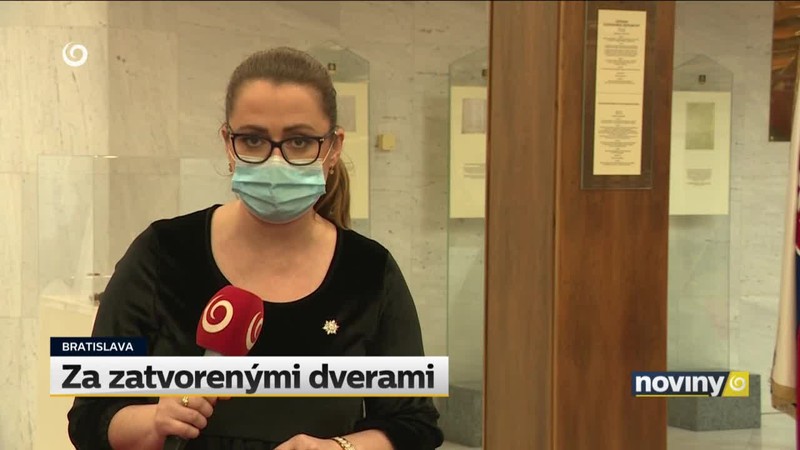 Za zatvorenými dverami