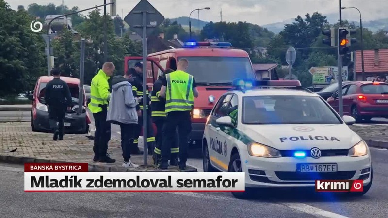 Mladík zdemoloval semafor