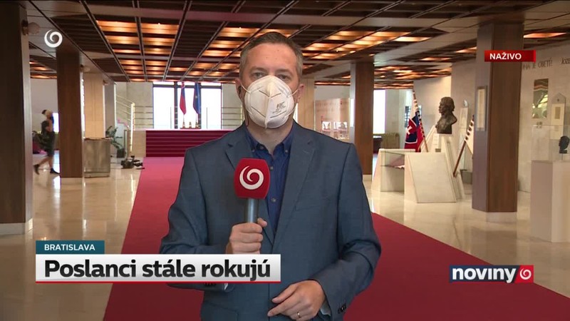 Poslanci stále rokujú