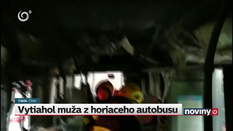 Vytiahol muža z horiaceho autobusu