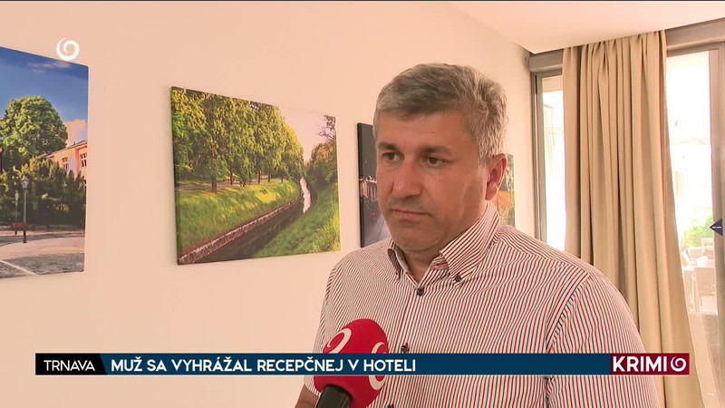 MUŽ SA VYHRÁŽAL RECEPČNEJ V HOTELI