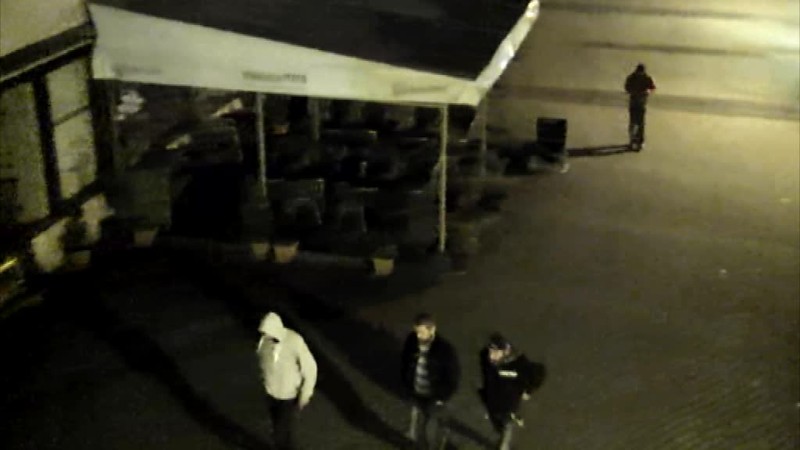 V Prievidzi už vyšetrujú mužov, ktorí po námestí kráčali s mačetami
