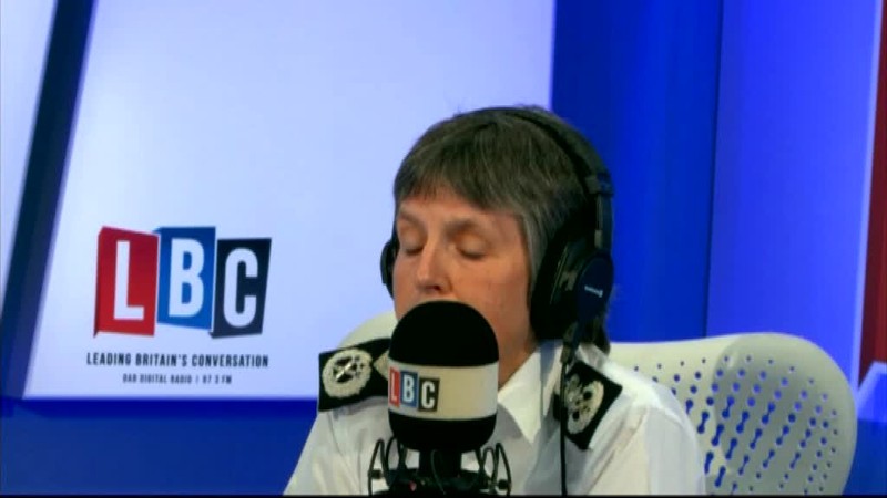 Polievali ľudí žieravinou. Tínedžeri na mopedoch útočili na piatich miestach